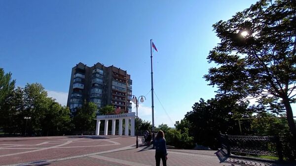 Российский флаг над главной площадью Мелитополя