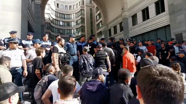 Митингующие в Ереване прорвали полицейское оцепление у здания МИД