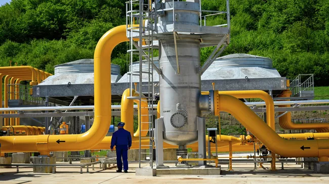 Рабочий на газокомпрессорной станции