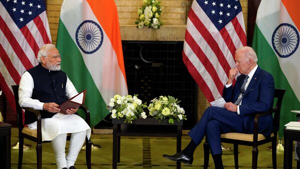 Премьер-министр Индии Нарендра Моди и президент США Джо Байден во время встречи на полях саммита лидеров Quad в Токио