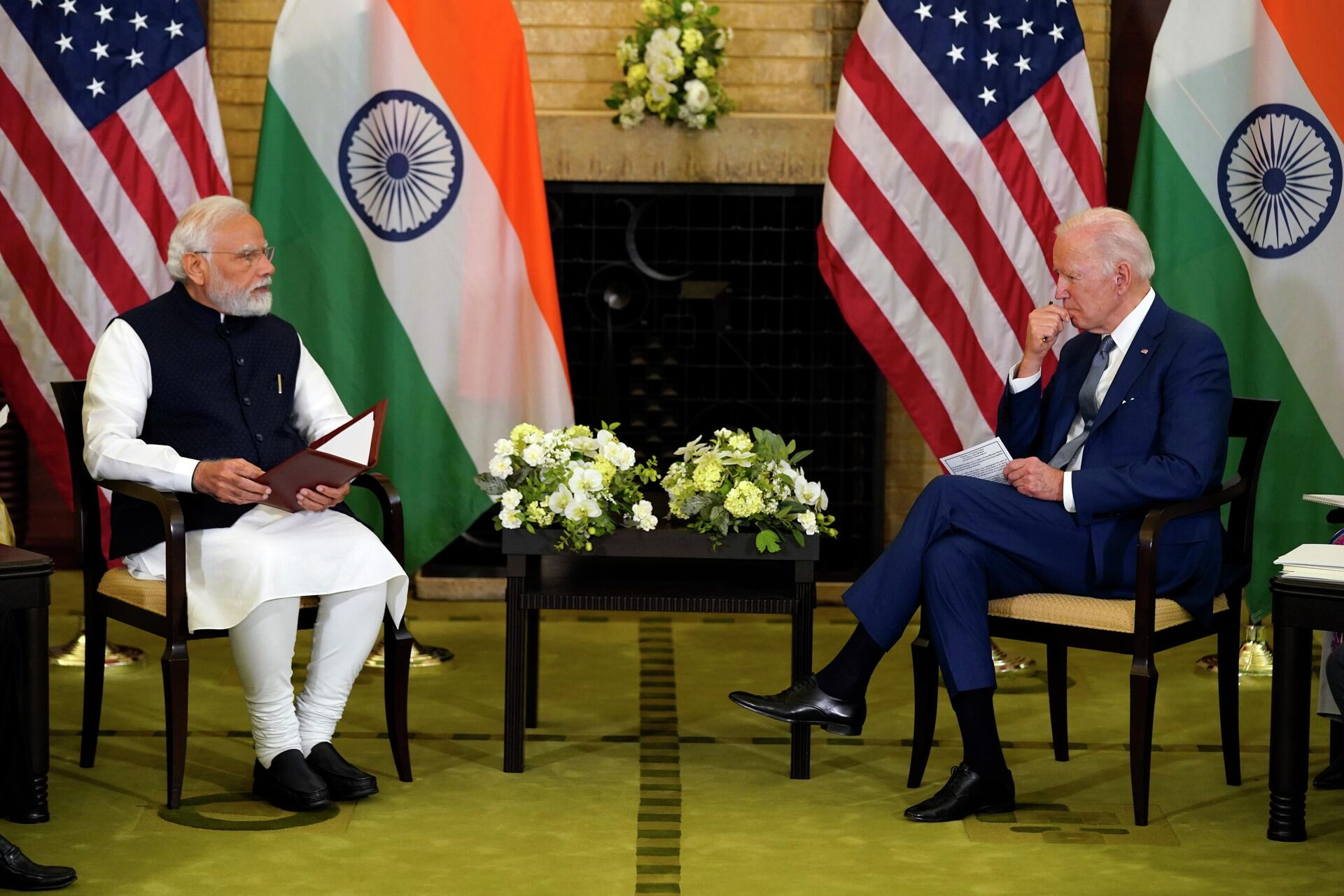 Премьер-министр Индии Нарендра Моди и президент США Джо Байден во время встречи на полях саммита лидеров Quad в Токио - РИА Новости, 1920, 26.06.2023