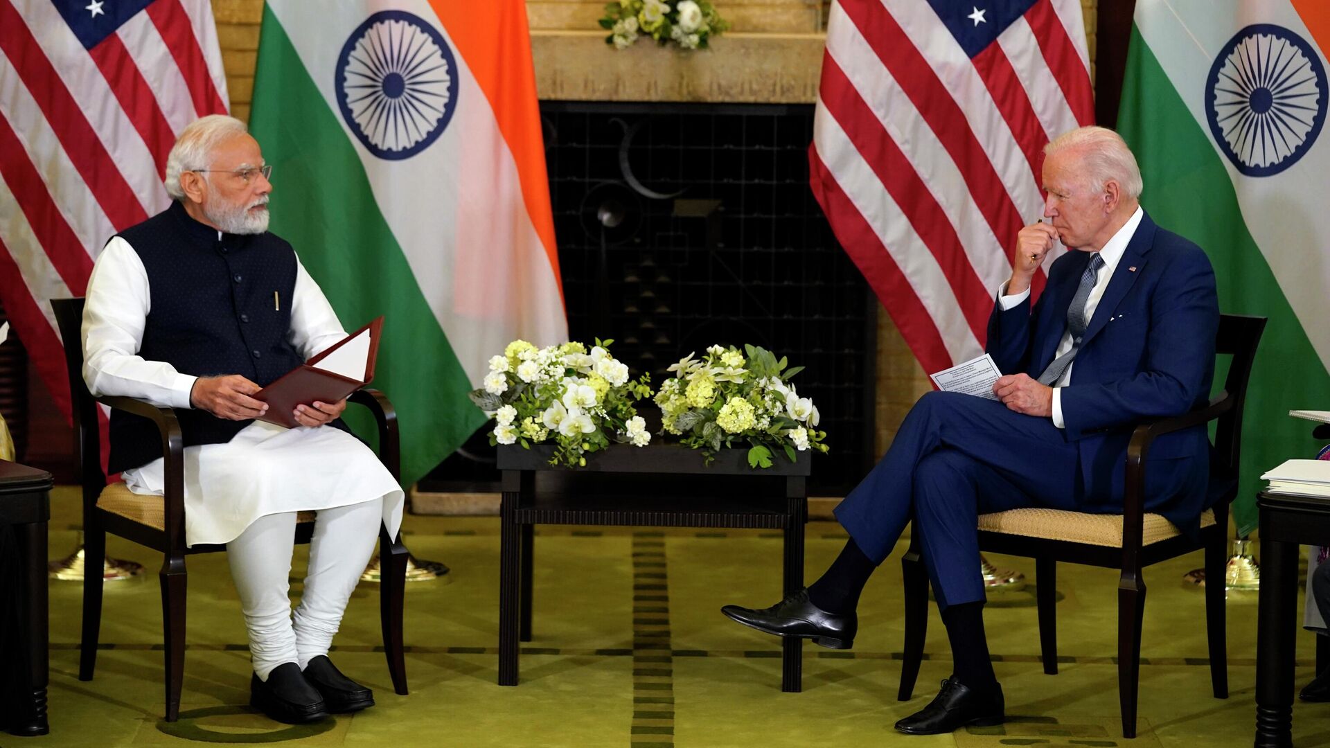 Премьер-министр Индии Нарендра Моди и президент США Джо Байден во время встречи на полях саммита лидеров Quad в Токио - РИА Новости, 1920, 22.06.2023