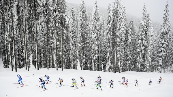 Спортсмены на дистанции смешанной эстафеты на чемпионате мира по биатлону в словенской Поклюке