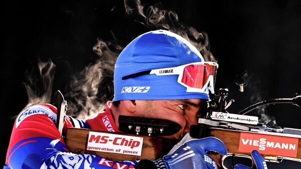 Евгений Гараничев (Россия) на огневом рубеже во время пристрелки перед индивидуальной гонкой среди мужчин на чемпионате мира по биатлону 2021 в словенской Поклюке