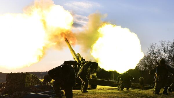 Артиллеристы ведут огонь по позициям ВСУ из гаубицы Мста-Б