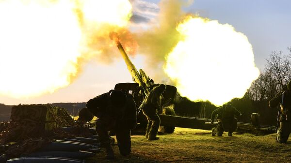 Артиллеристы ведут огонь по позициям ВСУ из 152-мм гаубицы Мста-Б в Луганской области
