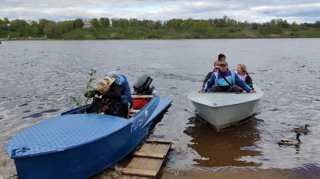 В Тутаеве перебраться на другой берег Волги можно на моторной лодке