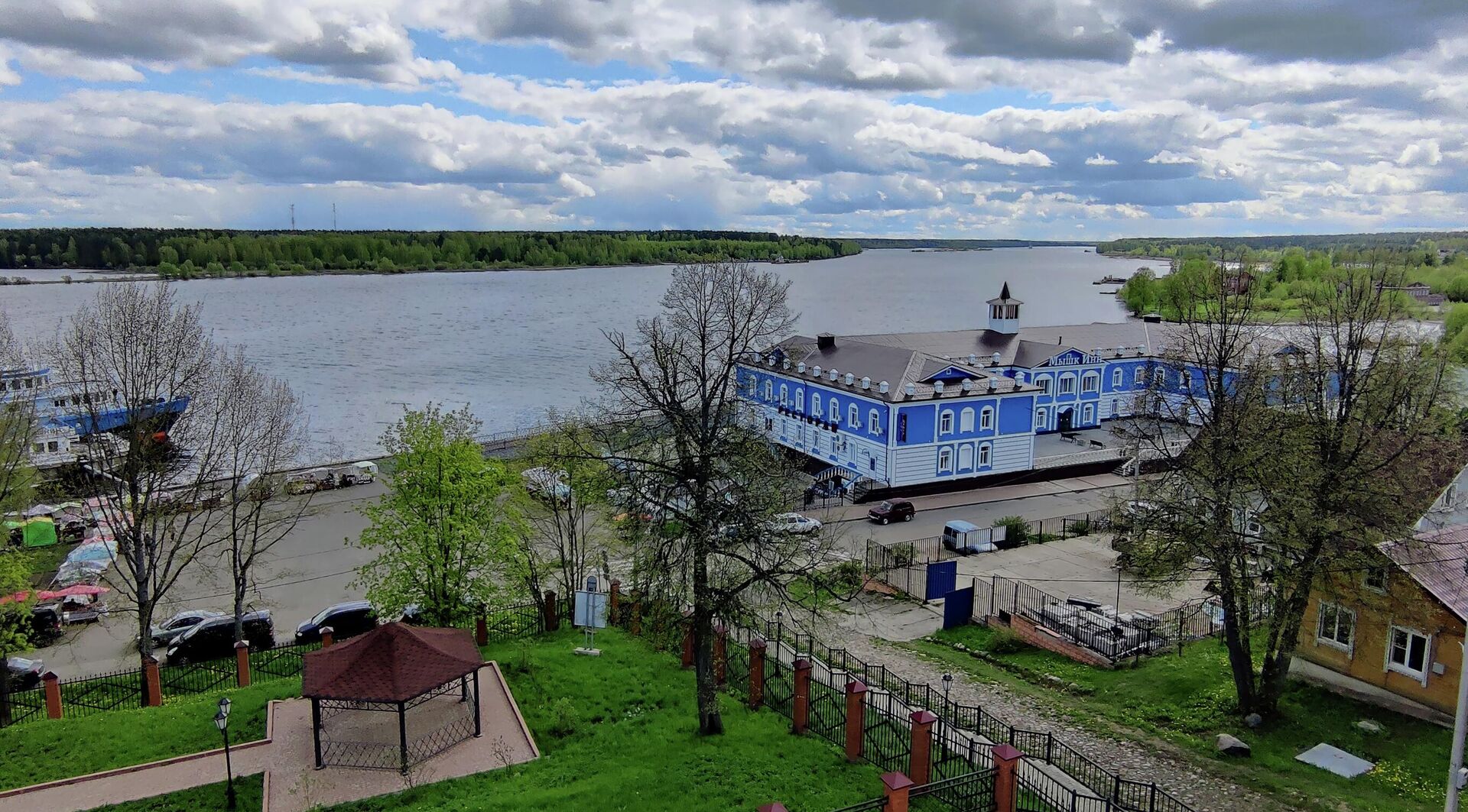 Мышкин. Вид на окрестности с балкона усадьбы купца Чистова Мышкин. Вид на окрестности с балкона усадьбы купца Чистова