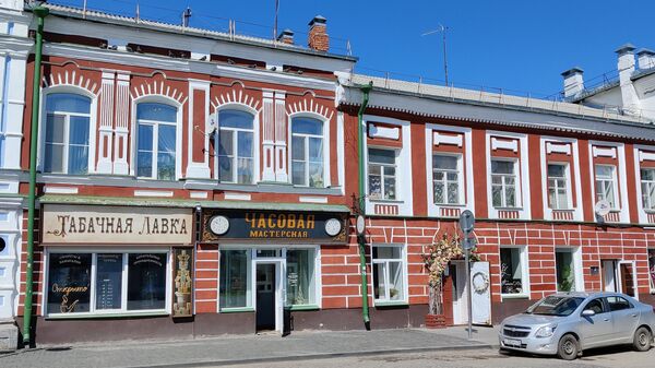 Рыбинск. Старинные вывески на зданиях на бульваре Ушакова