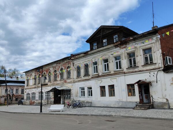 Тутаев. Здание у площади Ленина Тутаев. Здание у площади Ленина