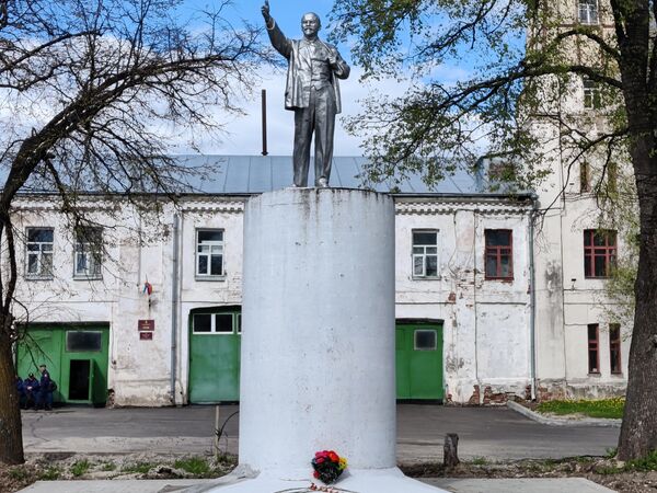 Тутаев. Памятник Ленину на одноименной площади Тутаев. Памятник Ленину на одноименной площади