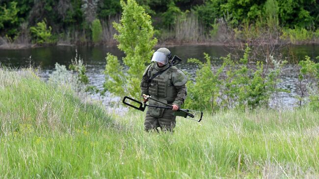 Сапер ВС РФ во время работ по восстановлению гидротехнических сооружений Северо-Крымского канала