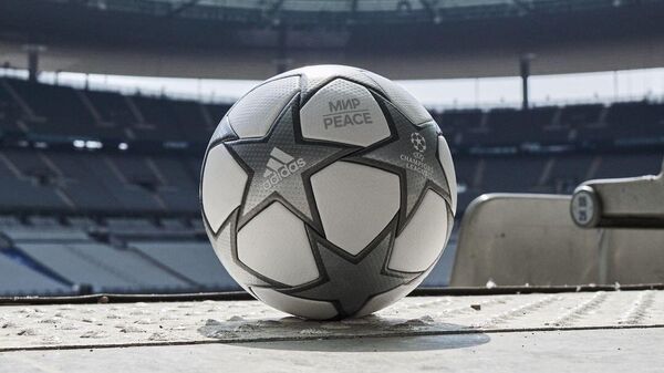 Мяч финала Лиги чемпионов УЕФА в Париже
