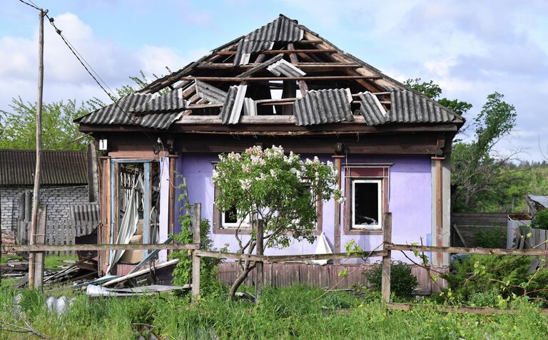 Разрушенные артобстрелом ВСУ дома в освобожденном селе Яцковка