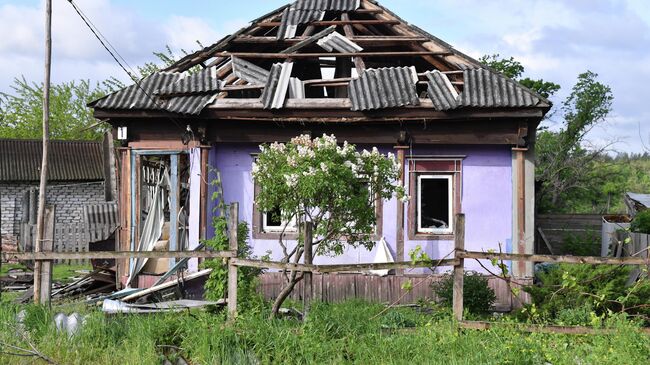 Разрушенные артобстрелом ВСУ дома в освобожденном селе Яцковка