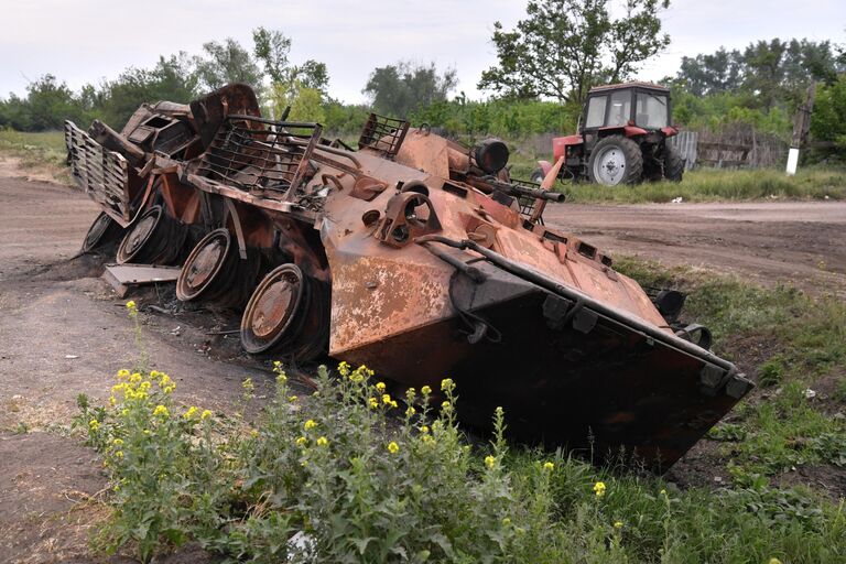 Подбитый БТР ВСУ у освобожденного в Донецкой области села Коровий Яр