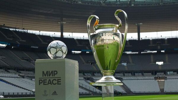 Мяч и трофей финала Лиги чемпионов УЕФА в Париже