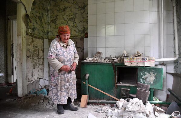 Жительница освобожденного села Рубцы в своем разрушенном обстрелами ВСУ доме.