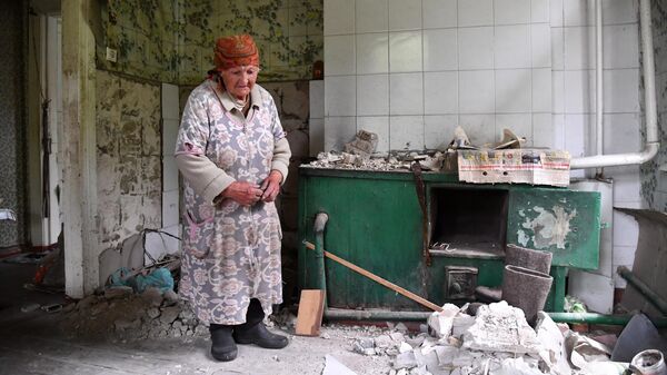 Жительница освобожденного села Рубцы в своем разрушенном обстрелами ВСУ доме.