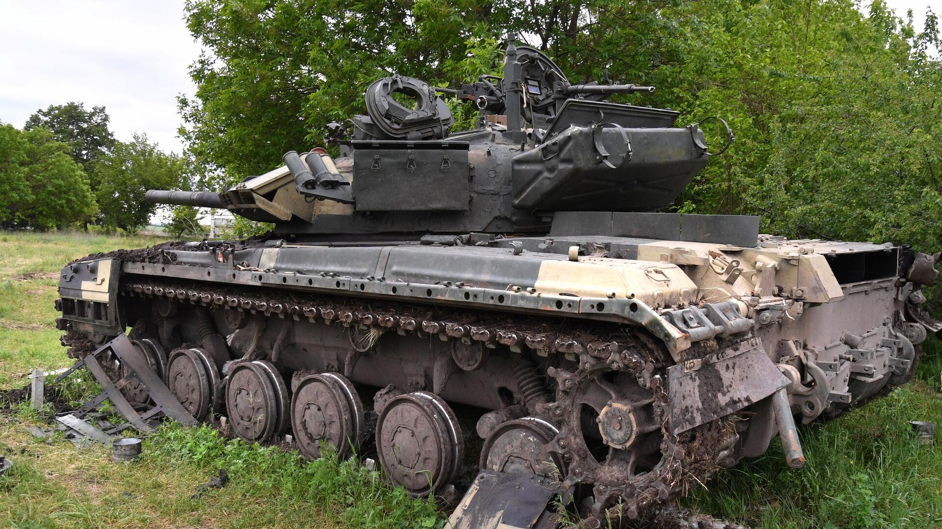 Разбитый танк ВСУ на освобожденной территории Донецкой области - РИА Новости, 1920, 30.05.2022