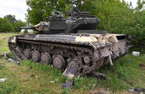 Разбитый танк ВСУ на освобожденной территории Донецкой области