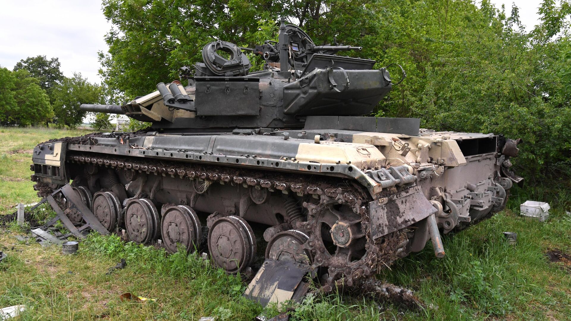 Разбитый танк ВСУ на освобожденной территории Донецкой области - РИА Новости, 1920, 30.05.2022