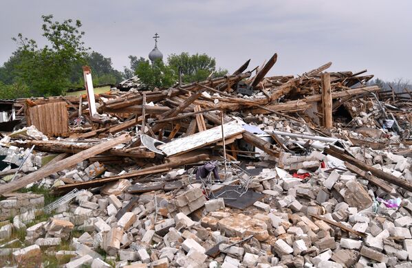 Разрушенные артобстрелом ВСУ дома в освобожденном селе Яцковка