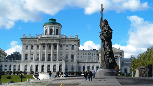 Памятник святого князя Владимира на Боровицком холме в Москве