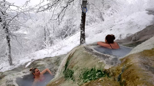 Отдыхающие купаются в горячем сероводородном источнике в Пятигорске
