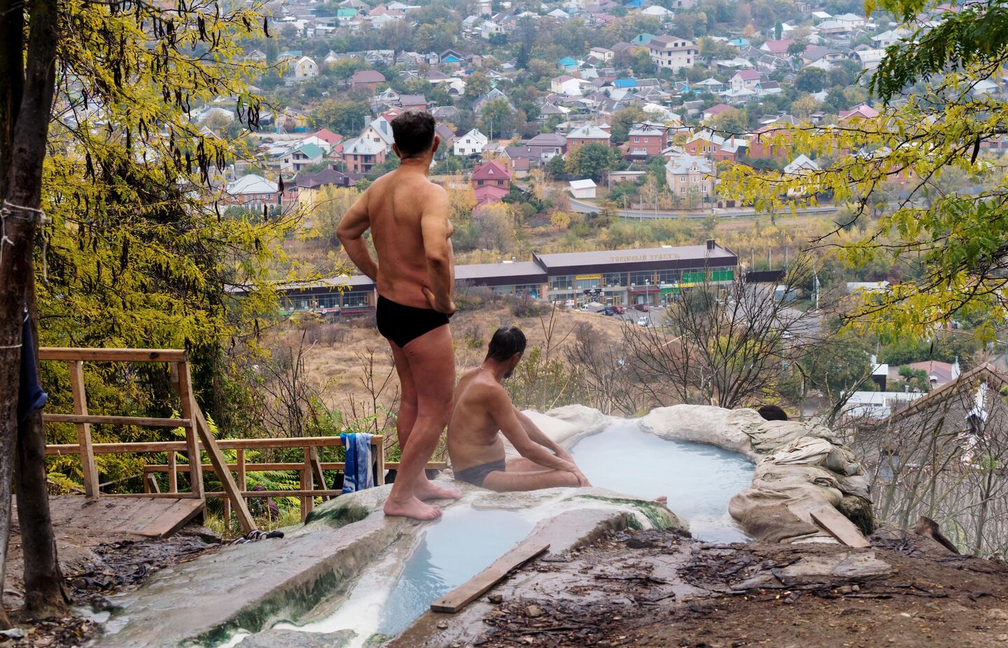 Люди купаются в открытых купальнях с водой из минерального источника в Пятигорске Люди купаются в открытых купальнях с водой из минерального источника в Пятигорске