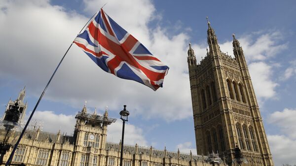Флаг Великобритании у здания парламента в Лондоне