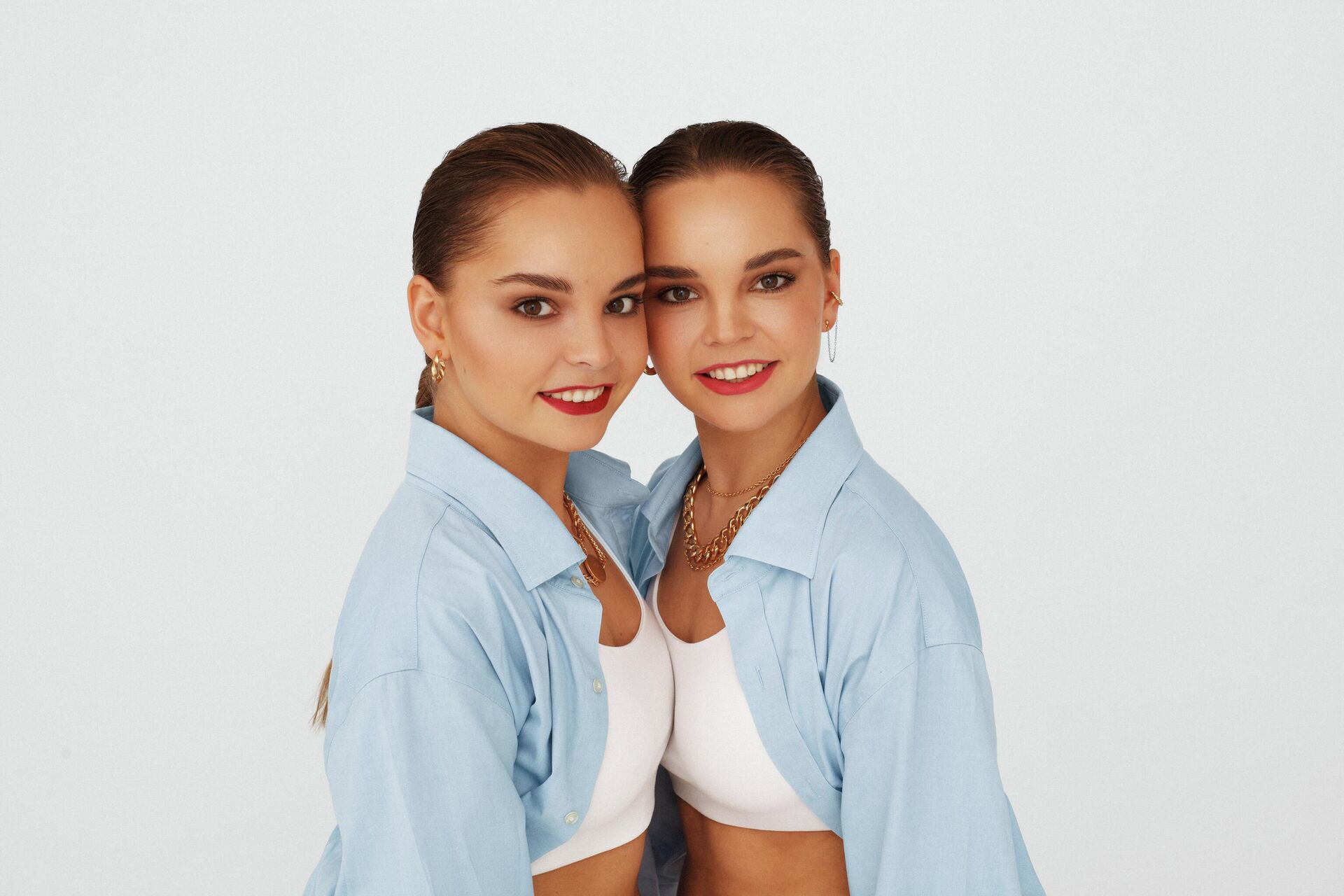Arina and dina averins