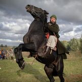 Участник военно-исторического фестиваля Поле Куликово в лагере реконструкторов на праздничных мероприятиях, посвященных 640 годовщине Куликовской битвы