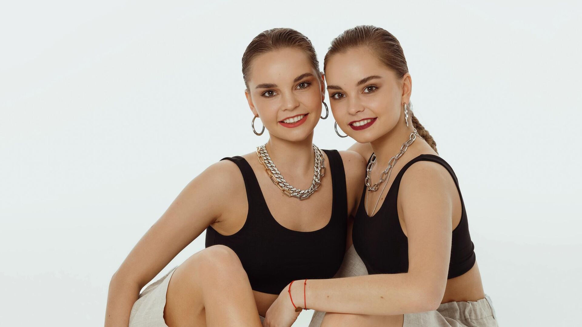 Arina and dina averins