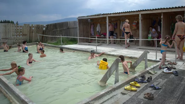 Бассейн, наполненный водой из минерального источника. Курорт Жемчуг, Тункинский район, Бурятия