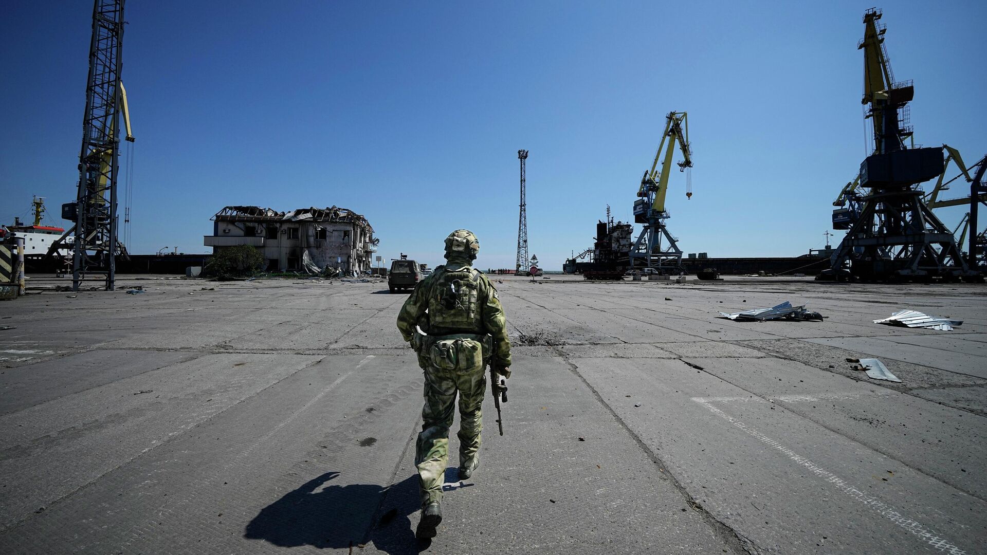 Российский военнослужащий в морском порту Мариуполя - РИА Новости, 1920, 24.05.2022