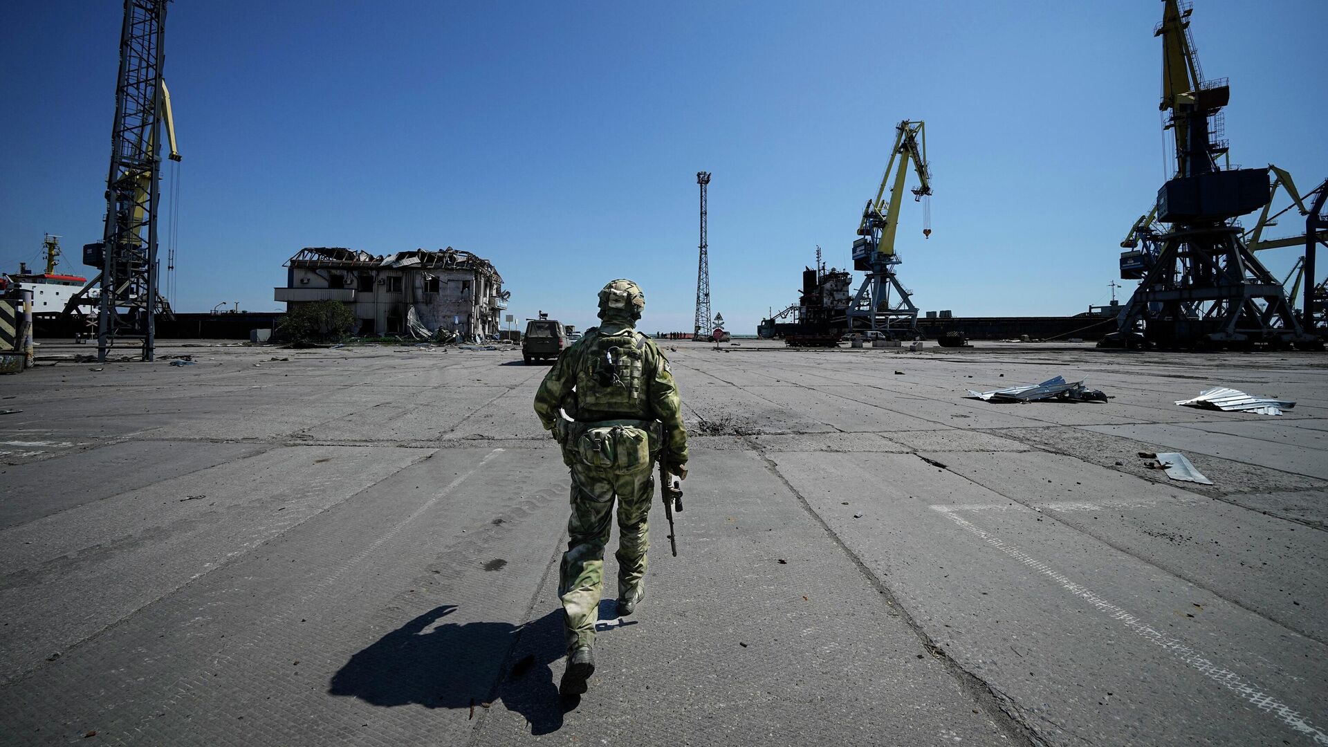 Российский военнослужащий в морском порту Мариуполя - РИА Новости, 1920, 26.05.2022