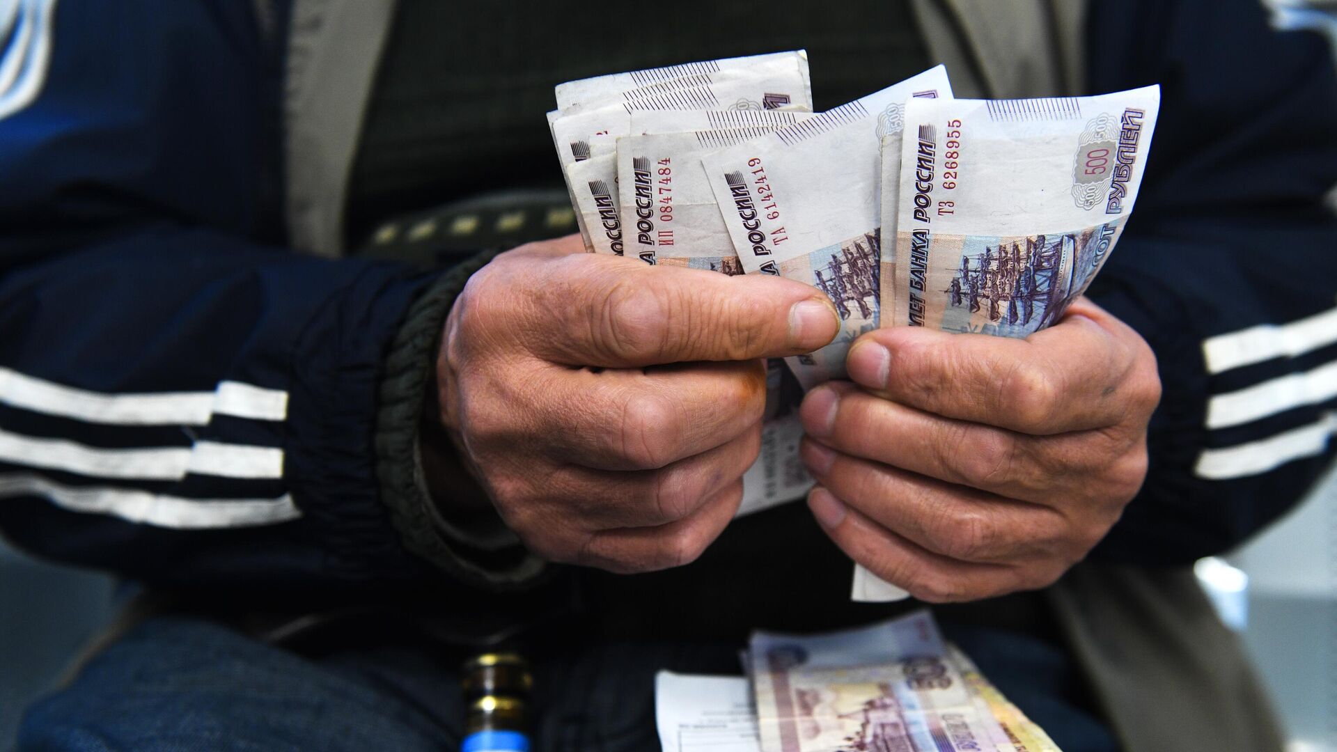 Мужчина пересчитывает деньги - РИА Новости, 1920, 24.05.2022