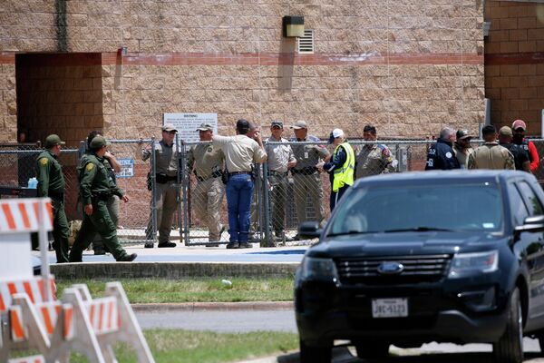 Полиция у начальной школы в городе Ювалде в американском штате Техас, где произошла стрельба