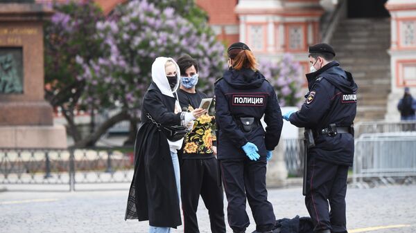 Сотрудники туристической полиции проверяют документы у прохожих на Красной площади в Москве