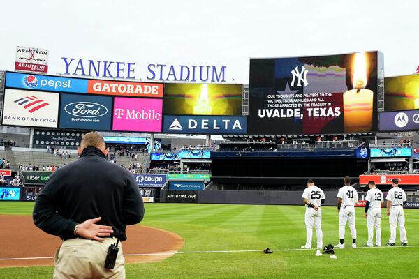 Игроки Нью-Йорк Янкис во время минуты молчания перед бейсбольным матчем против Балтимор Ориолс 