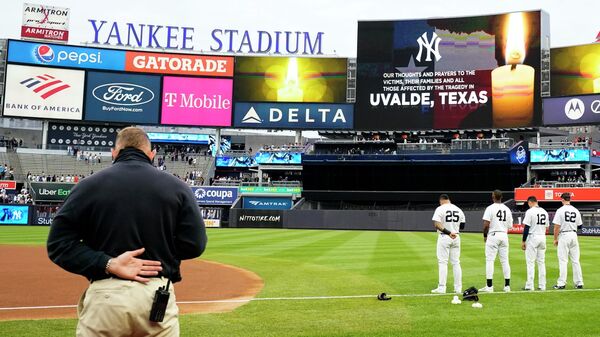 Игроки Нью-Йорк Янкис во время минуты молчания перед бейсбольным матчем против Балтимор Ориолс 