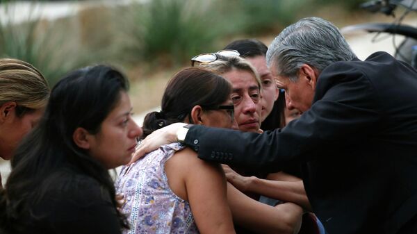 Архиепископ Сан-Антонио Густаво Гарсия-Силлер утешает семьи после массовой стрельбы в начальной школе в Ювалде, штат Техас