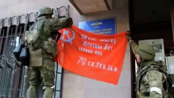 В освобожденном Светлодарске местные жители встречают Народную милицию ЛНР 