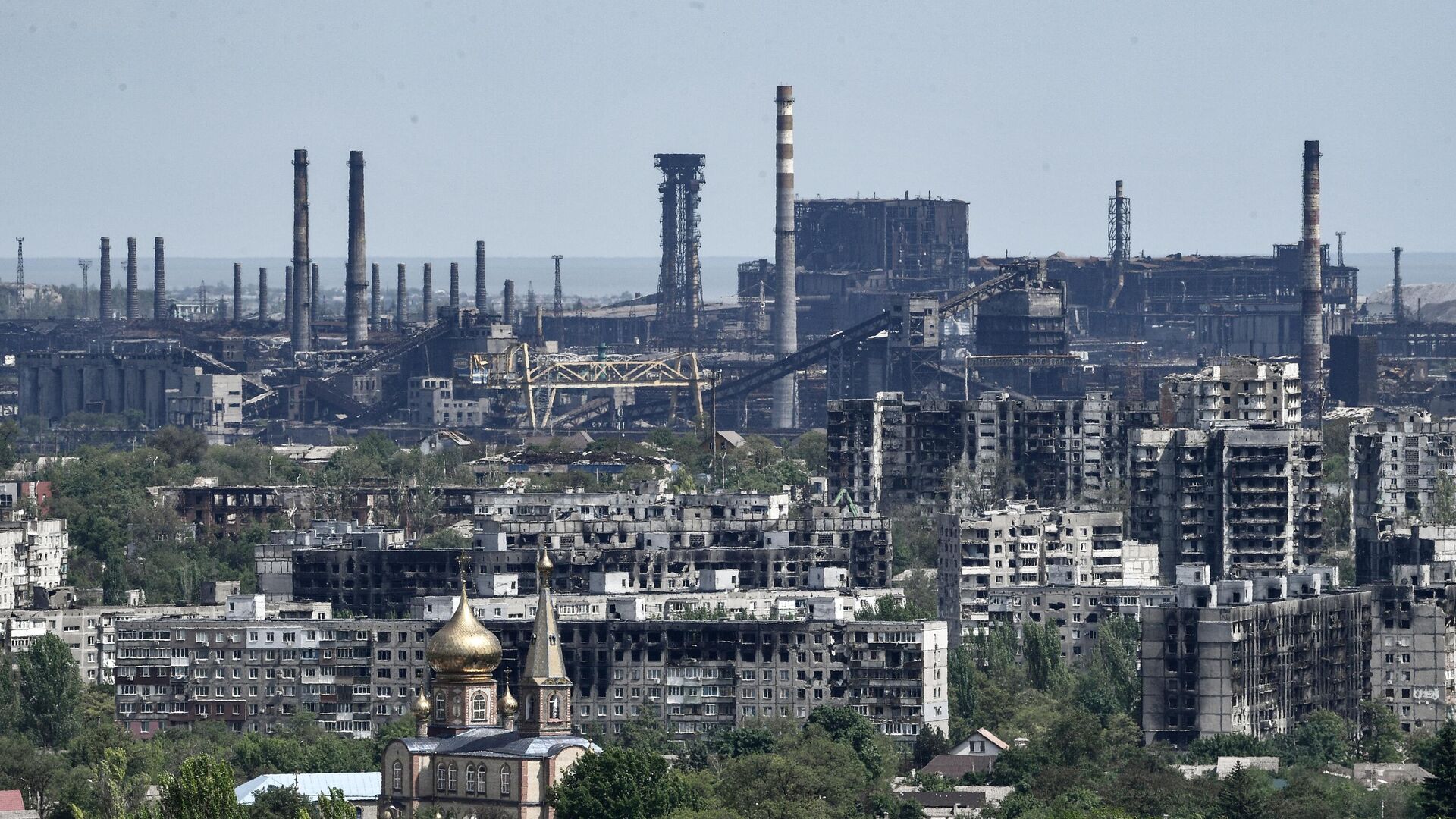 Вид на жилые дома и металлургический комбинат Азовсталь в Мариуполе - РИА Новости, 1920, 06.06.2022