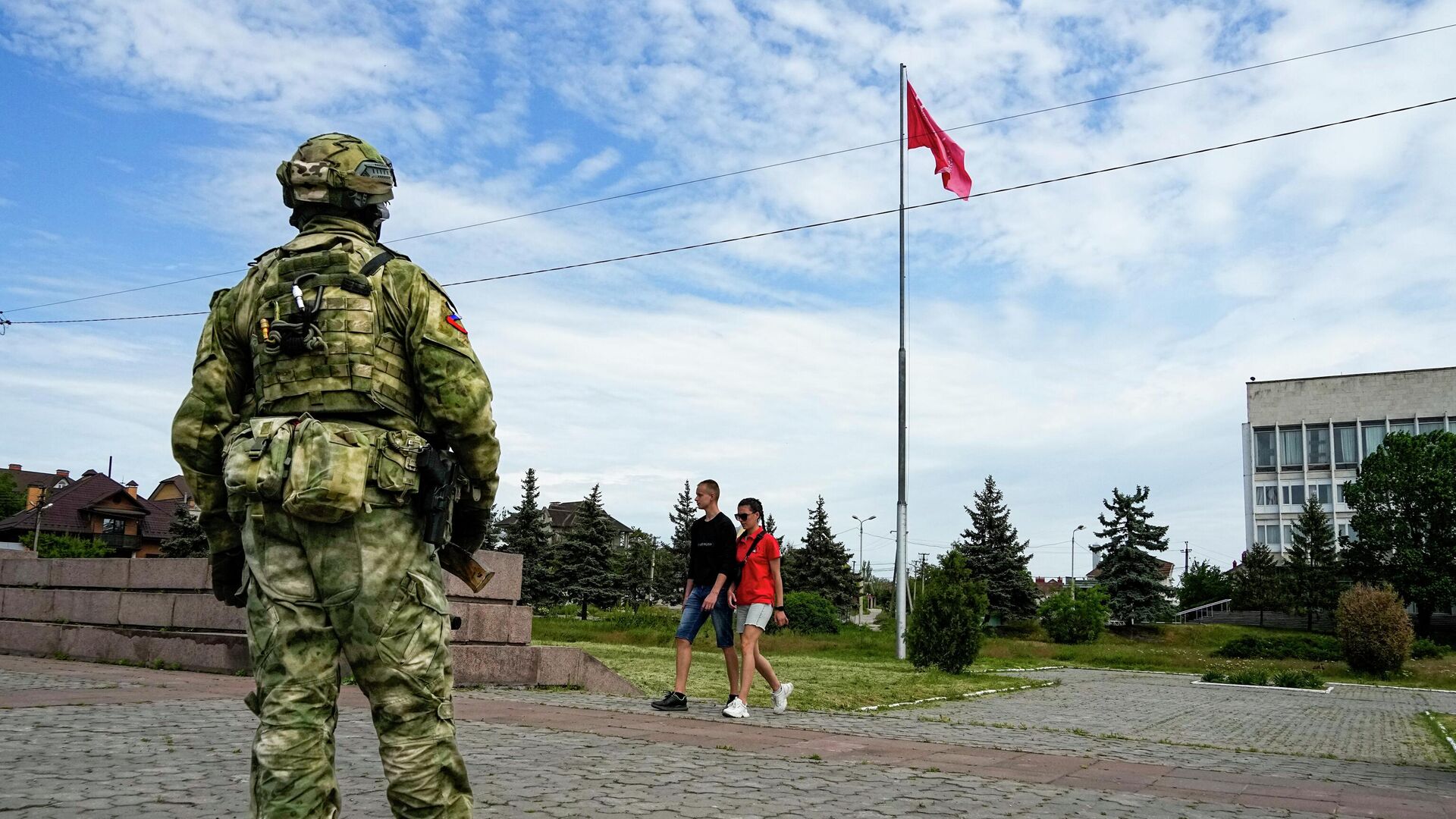 Военнослужащий и местные жители в Херсоне - РИА Новости, 1920, 19.07.2022