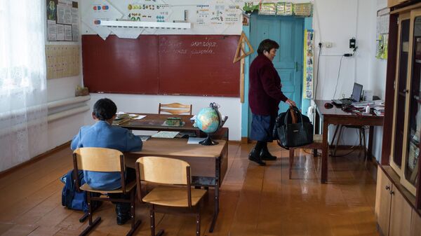 На уроке в начальной школе в деревне Сибиляково в Омской области, где учится один ученик.