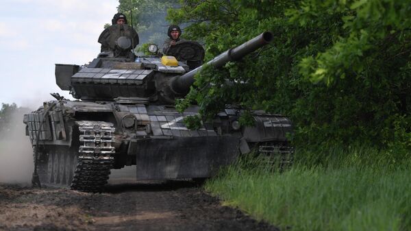 Военнослужащие на танке Т-80