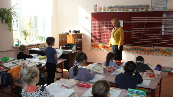 Дети на уроке в школе Донецка