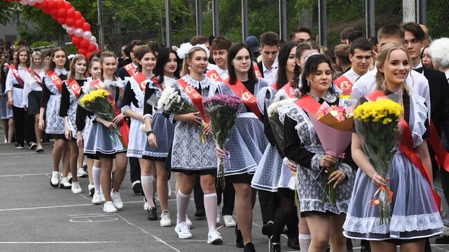 Выпускники во время последнего звонка